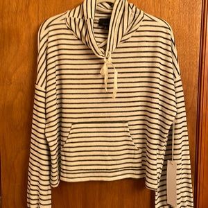 NWT - sweatshirt (B-8)